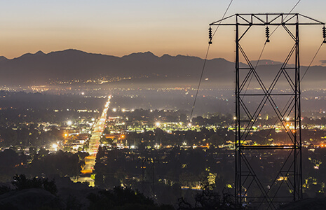 Las Metas de Energía Limpia de California Debilitan la Infraestructura y la Asequibilidad